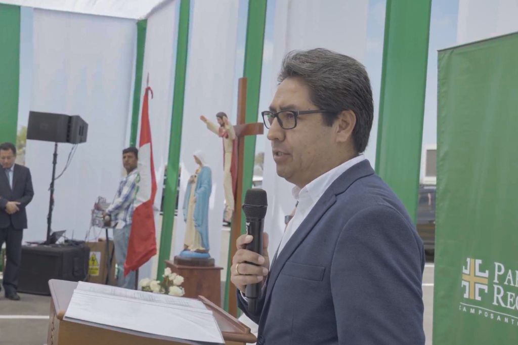 Carlos Guillén durante su discurso en la ceremonia de bendición e inauguración del Camposanto Parque del Recuerdo en Chiclayo.