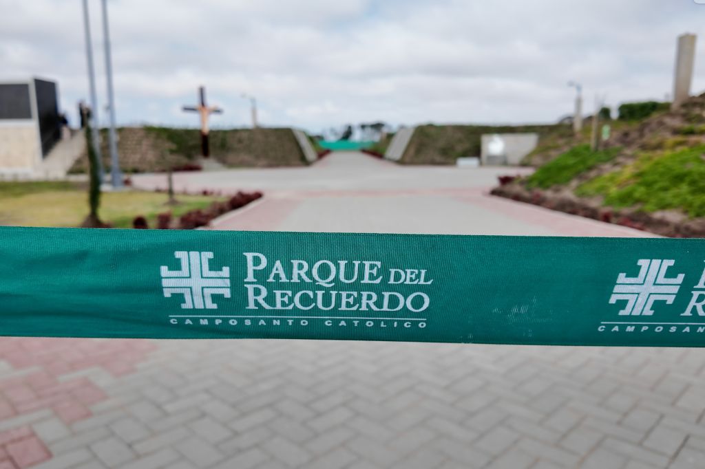 Banda para el corte en la ceremonia de inauguración del Camposanto Parque del Recuerdo en Chiclayo.