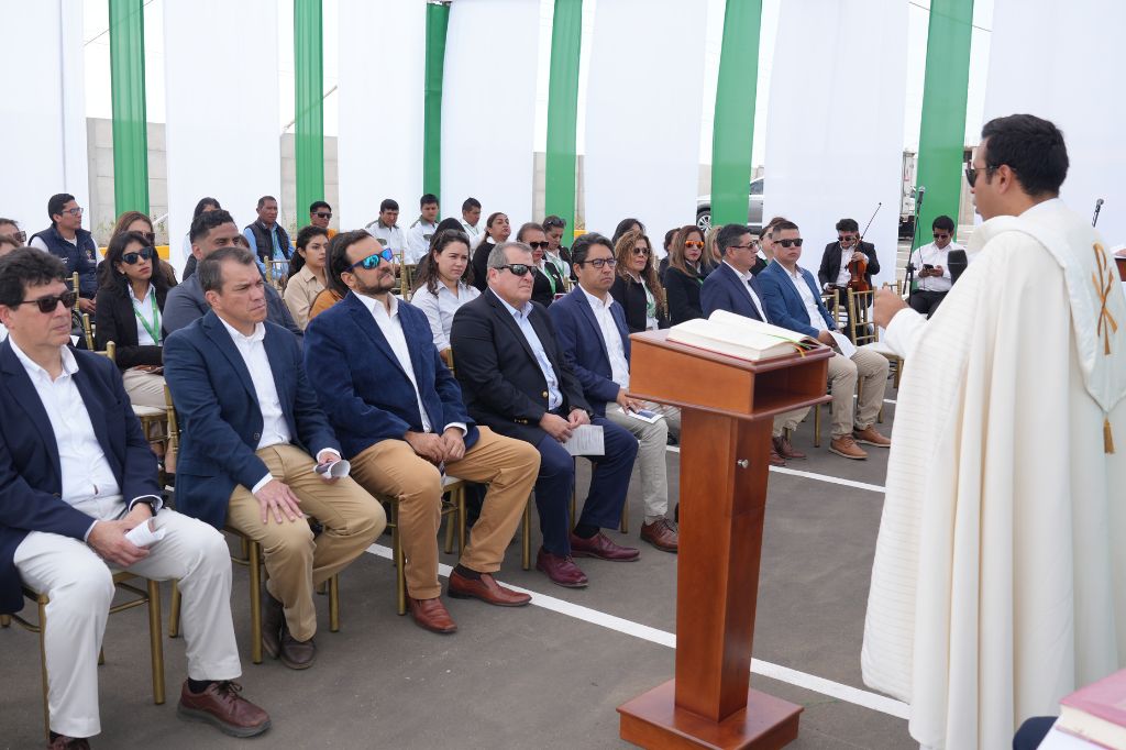 Durante el momento de la celebración de la bendición de camposanto Parque del Recuerdo Chiclayo.