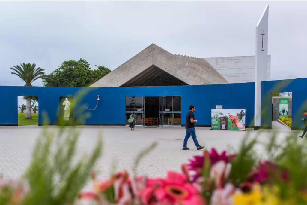 Frontis de la Capilla del Camposanto Parque del Recuerdo de Lurín, Lima, Perú.