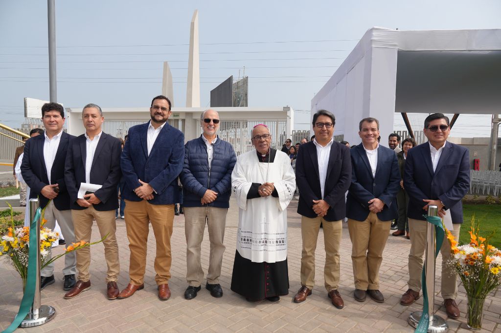 Gerentes de Parque del Recuerdo junto a Mons. Carlos García en la bendición e inauguración del nuevo camposanto en Lurín.