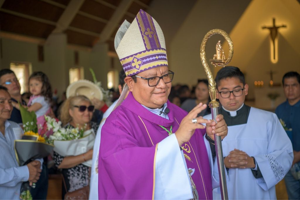 Mons. Miguel Ángel Contreras al salir de la Misa celebrada en la Capilla de Parque del Recuerdo del Callao.