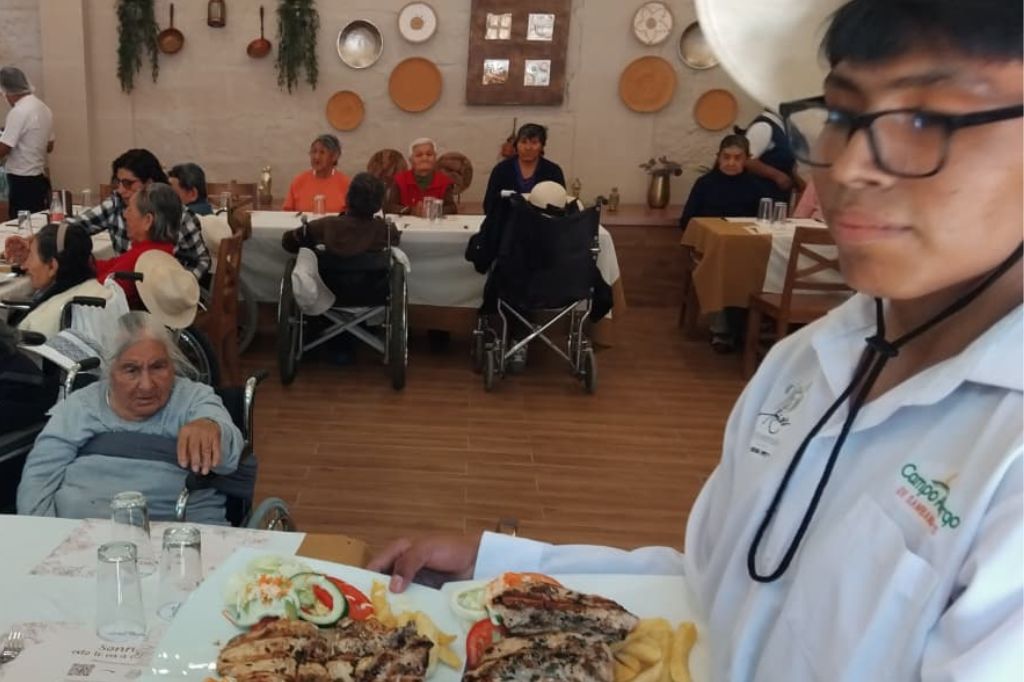 Grupo de abuelitos del Hogar San Vicente de Paúl de Arequipa, en un paseo organizado por Voluntarios por un día - de Parque del Recuerdo.