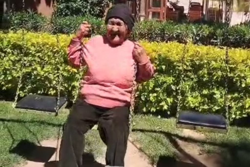 “Monchi”, una de las abuelitas. Con una sonrisa que lo decía todo, se animó a subir al columpio