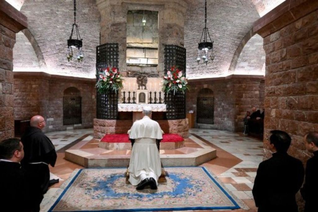 Papa León XIV rezando en la tumba de San Francisco de Asís.