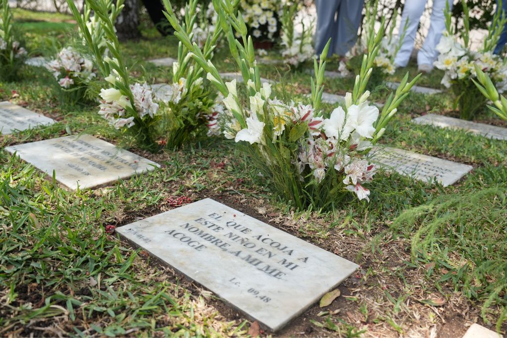Vista de las placas conmemorativas para los 1,833 niños no nacidos han recibido sepultura digna en el Camposanto Parque del Recuerdo en Lurín, Lima - Perú.