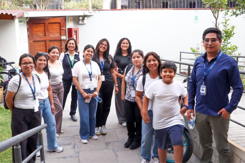 Voluntarios de Parque del Recuerdo en el Albergue Frieda Heller de la Fundación Peruana de Cáncer.