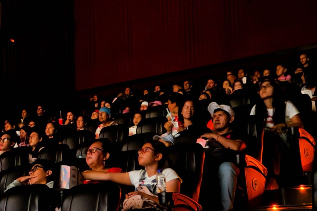 Niños y sus familias junto a los voluntarios de Parque del Recuerdo en el Cine.