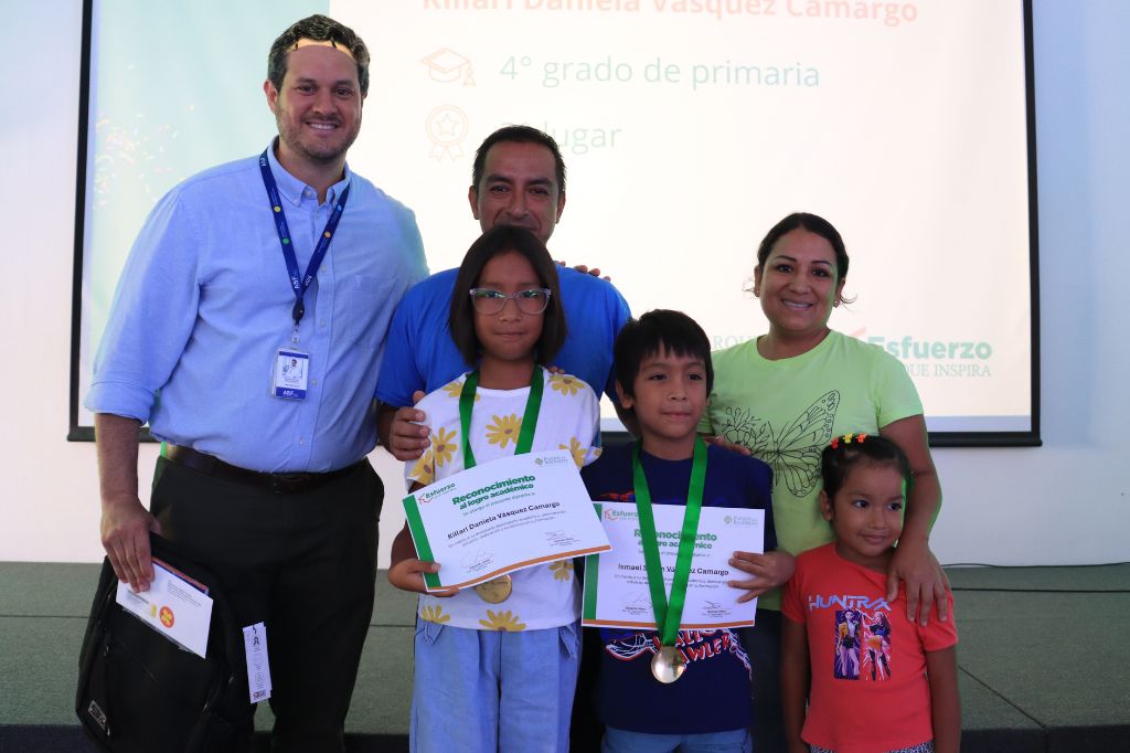 Damián Pérez, gerente de Identidad, Cultura y Personas en Parque del Recuerdo, junto a una familia con sus reconocimientos. 