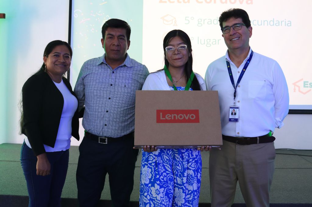 Eduardo Salas, gerente de operaciones y servicios en Parque del Recuerdo, junto a una familia con sus reconocimientos.