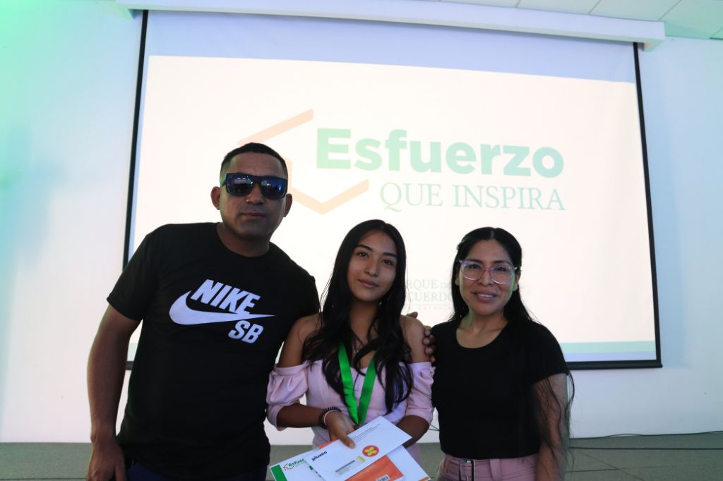 Una familia del programa de responsabilidad apostólica y social de Parque del Recuerdo, "Esfuerzo que inspira".
