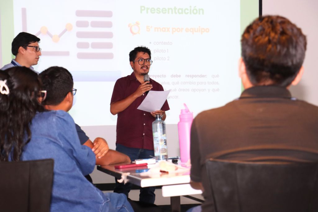 Exposición de propuesta durante la primera Hackathon Cultural de Parque del Recuerdo. 