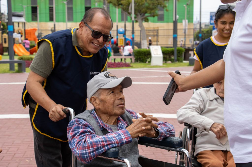 Jorge Falla, voluntario de Parque del Recuerdo con uno de los abuelitos del Hogar San Lucas. 