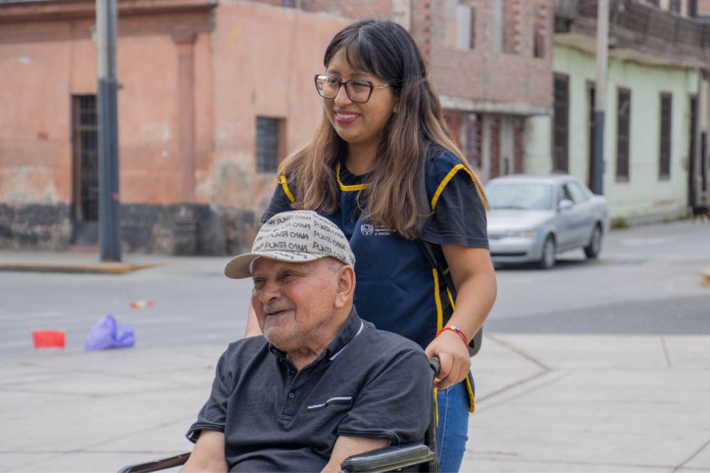 Voluntaria de Parque del Recuerdo con uno de los abuelitos del Hogar San Lucas del Callao.