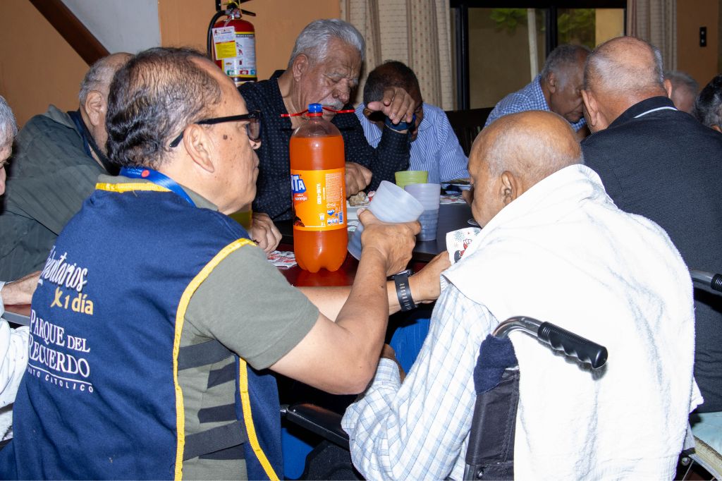 Durante el almuerzo compartido con los abuelitos del Hogar San Lucas del Callao.