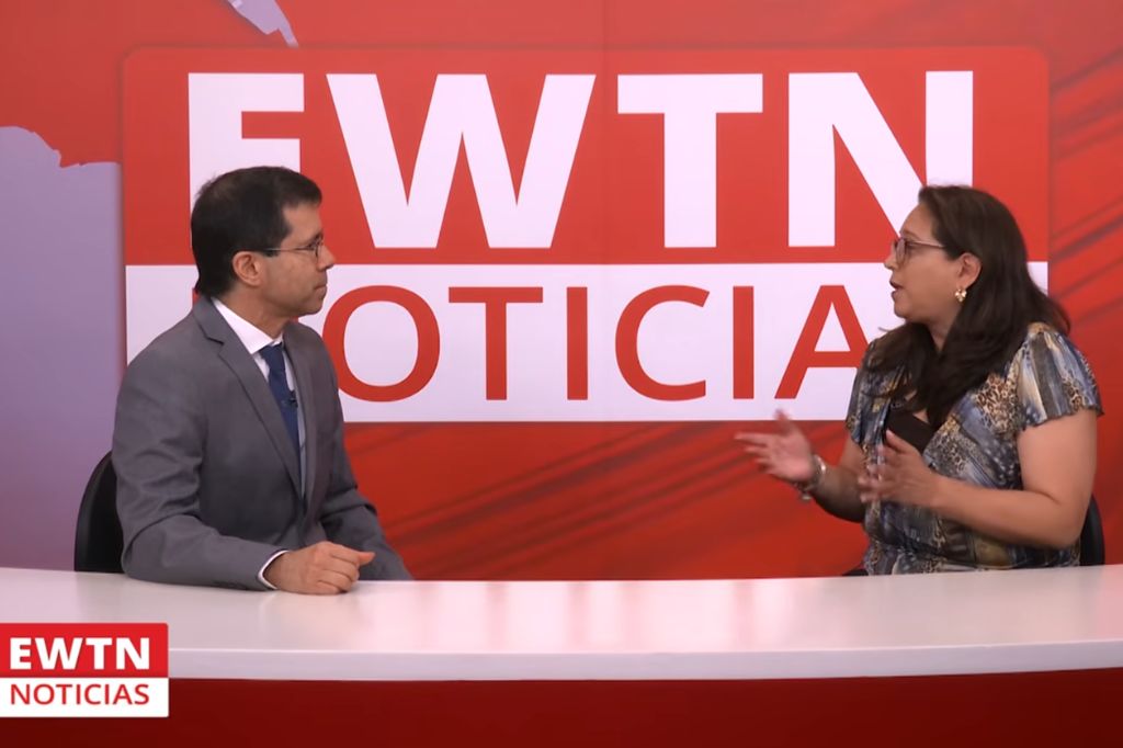 Captura de la entrevista a Carmen Sosa, jefa de apostolado de Parque del Recuerdo, en EWTN Noticias.