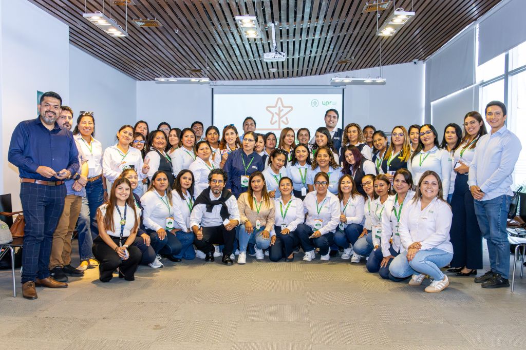 Participantes en el programa "Líderes del Recuerdo" que capacita a colaboradores de la fuerza de venta de Parque del Recuerdo en Lima.