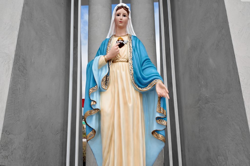 imagen de Nuestra Señora de la Reconciliación, del camposanto Parque del Recuerdo de Chiclayo.
