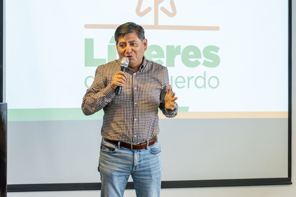 Waldo Sierra, gerente comercial de Parque del Recuerdo, durante una de las capacitaciones. 
