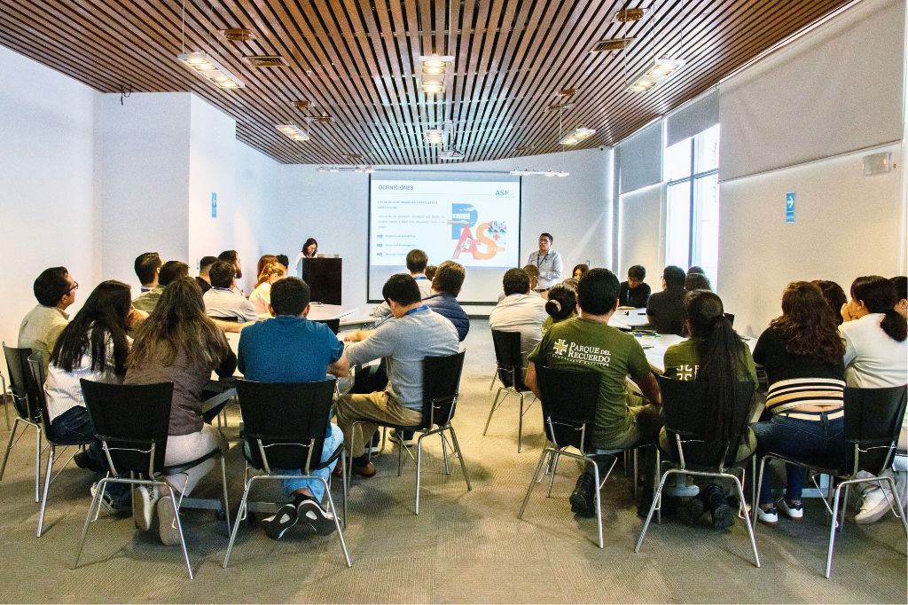 Durante la capacitación centrada en el Plan de Contingencia y la Respuesta ante Emergencias - SST del equipo de la Sede Central de Parque del Recuerdo.
