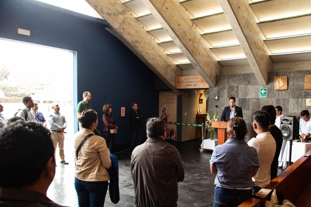 Damián Pérez, gerente de Identidad, Cultura y Personas, durante la inauguración de la exposición Perú, tierra de María.