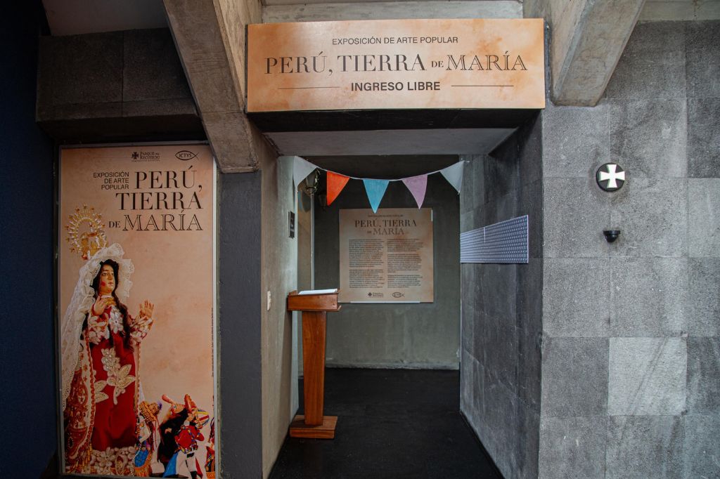 Entrada a la exposición "Perú, tierra de María" en el Camposanto Parque del Recuerdo de Lurín.