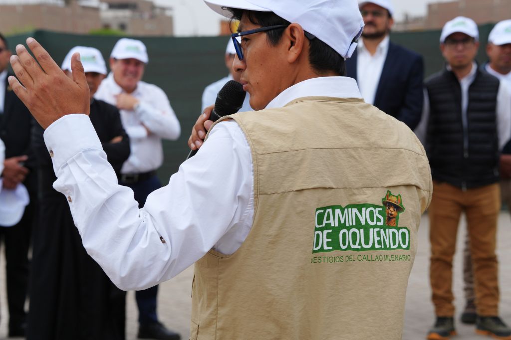Arqueólogo explicando durante el recorrido del Camino de Oquendo.