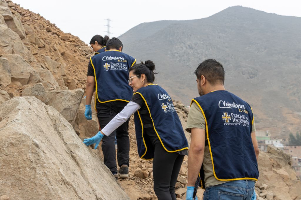 Voluntarios de Parque del Recuerdo caminando hacia el muro que pintarán.