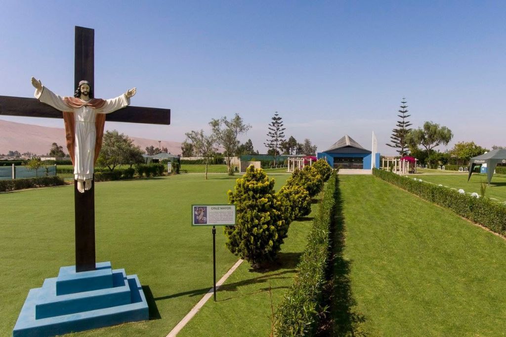 Cristo Resucitado, imagen de la Cruz Mayor en un camposanto de Parque del Recuerdo.