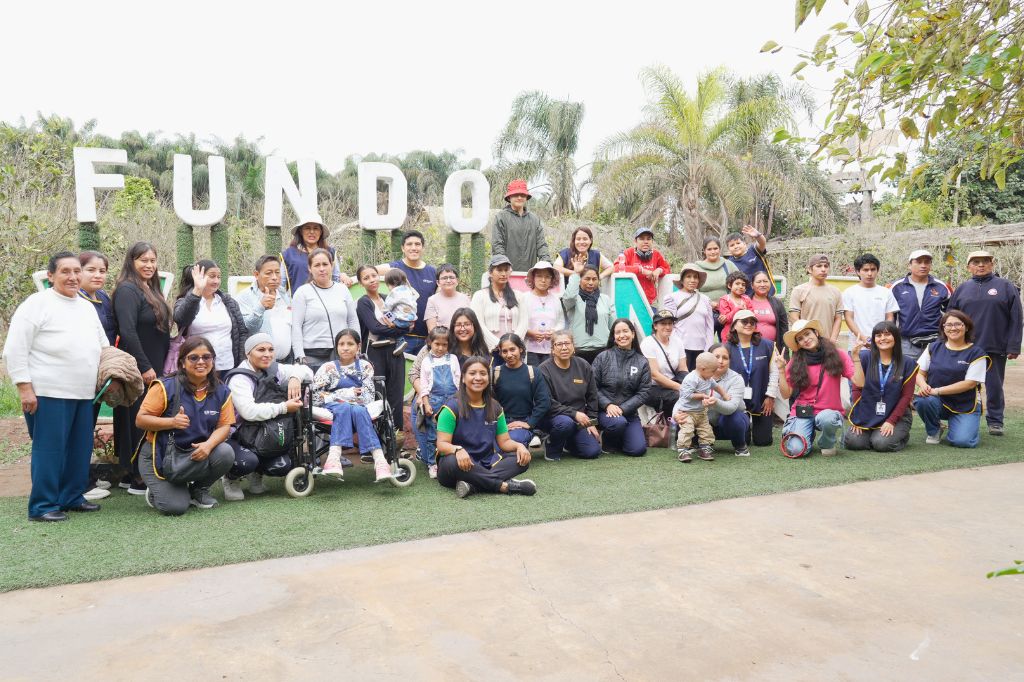 Colaboradores voluntarios de Parque del Recuerdo con pacientes y familiares del Albergue Frida Heller.