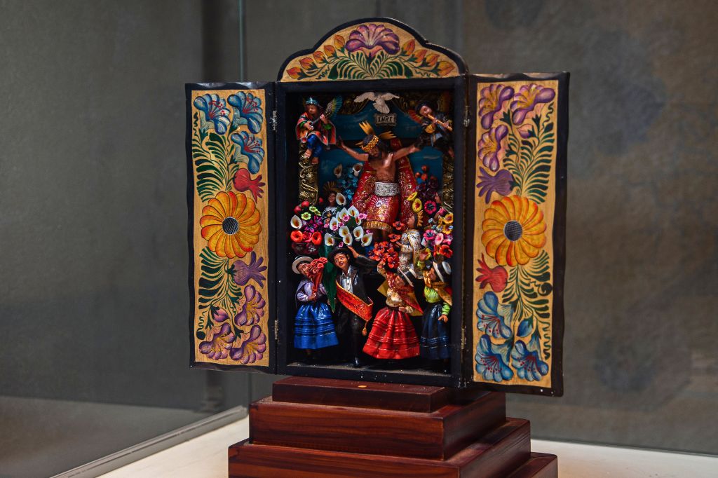 Una de las obras de la Exposición "Cristos del Perú" en el Camposanto Parque del Recuerdo de Lurín (Lima)