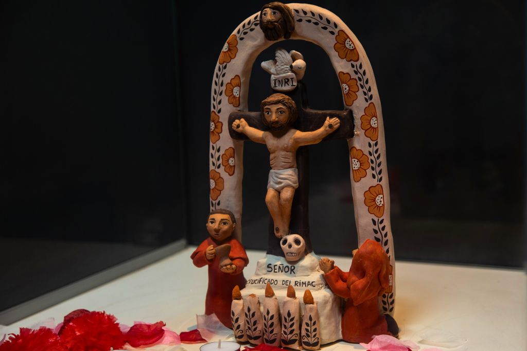 Obra de la muestra "Cristos del Perú" de ICTYS y Parque del Recuerdo.