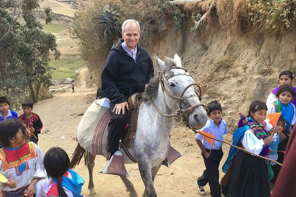 Robert Prevost (Hoy Papa León XIV) montando Caballo en una localidad de Perú.