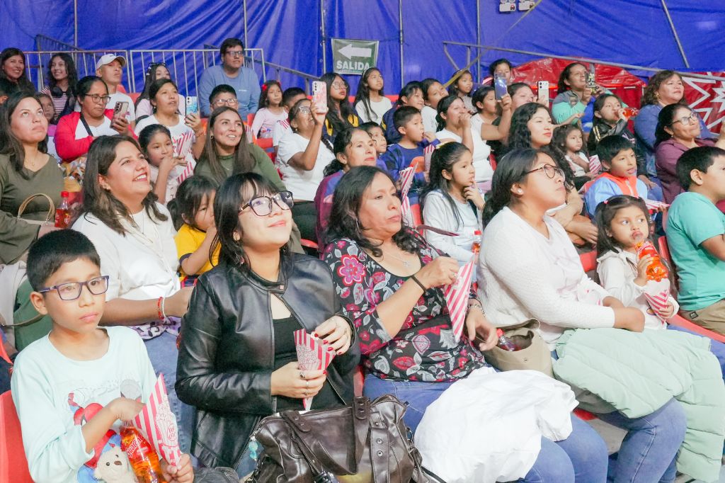 Veintidós colaboradores de Parque del Recuerdo participaron en una nueva jornada de Voluntarios por un Día junto a 59 vecinos de la organización de pobladores Francisco Bolognesi, comunidad cercana a nuestro camposanto de San Juan de Lurigancho, durante una función especial en el Circo Montecarlo