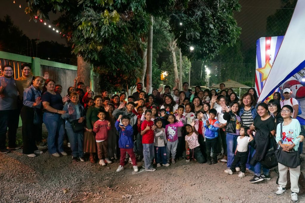 El pasado viernes 21 de agosto, veintidós colaboradores de Parque del Recuerdo participaron en una nueva jornada de Voluntarios por un Día junto a 59 vecinos de la organización de pobladores Francisco Bolognesi, comunidad cercana a nuestro camposanto de San Juan de Lurigancho.
