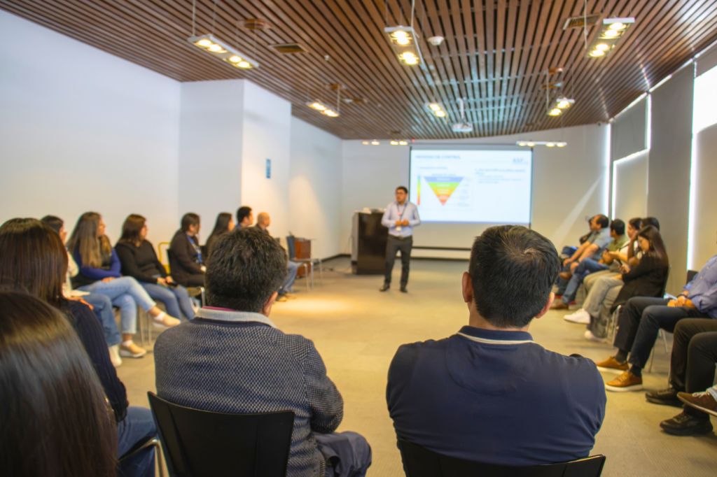 Ronald Yauyos capacitando a colaboradores de Parque del Recuerdo.