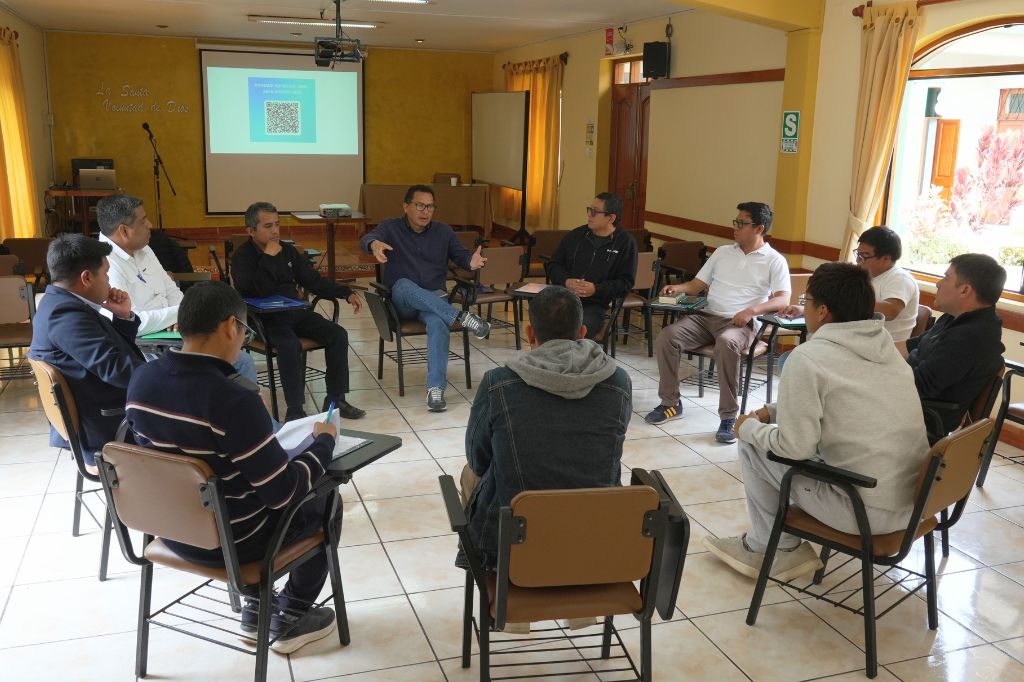 equipo de apostolado durante uno de los momentos de reflexión del retiro espiritual.