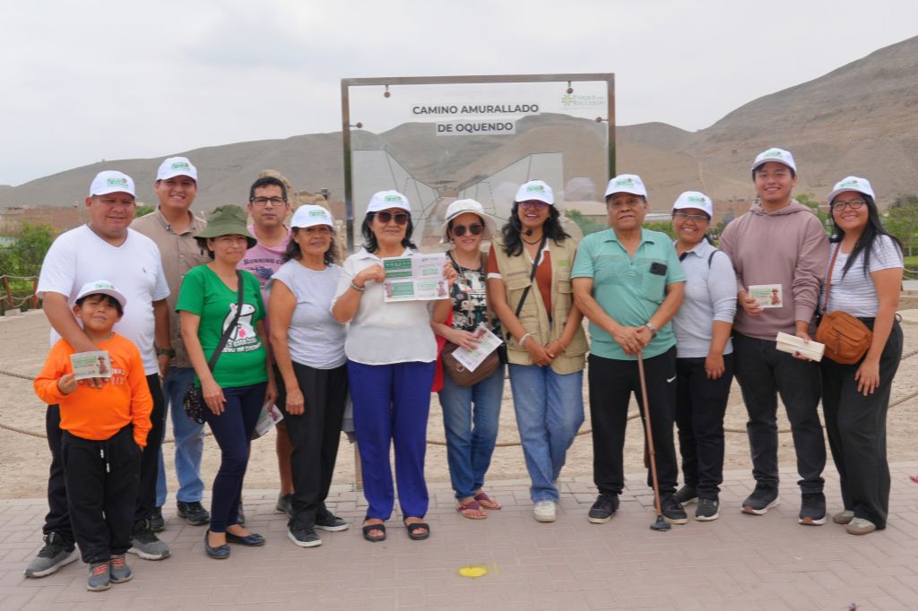 Uno de los grupos de personas luego de uno de los recorridos de los Caminos de Oquendo en el Camposanto Parque del Recuerdo del Callao.
