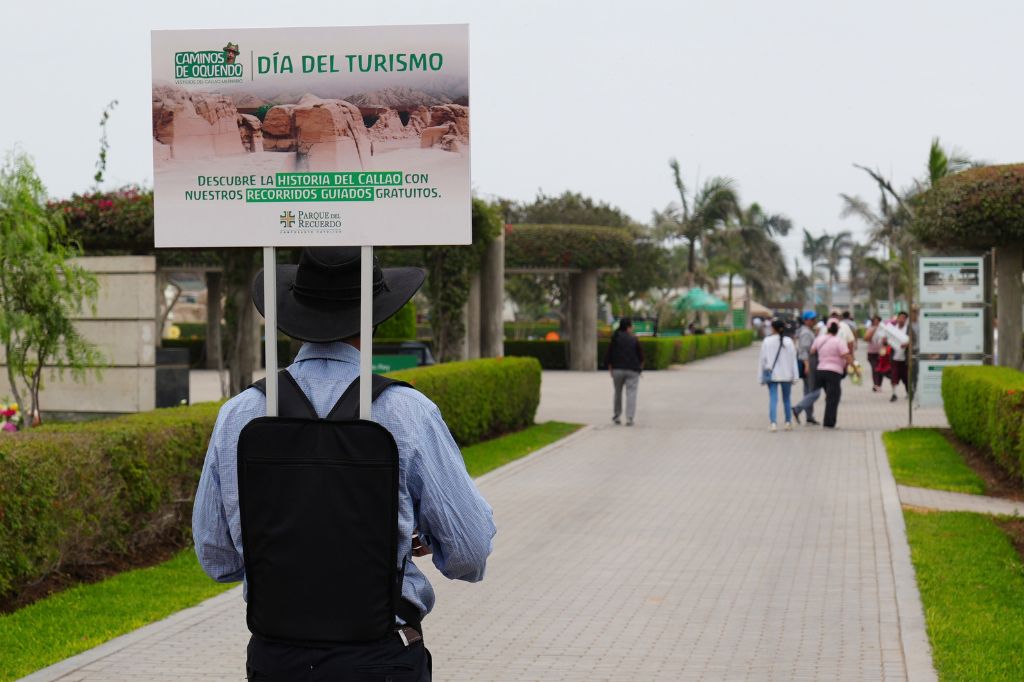 En el día Internacional del Turismo en el camposanto Parque del Recuerdo del Callao invitamos a los visitantes a un recorrido guiado del tramo de los Caminos de Oquendo que se ubica en este camposanto.