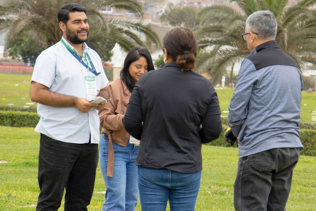 Los colaboradores de Parque del Recuerdo se acercaron a los familiares para ofrecerles rezar con ellos por sus difuntos. 