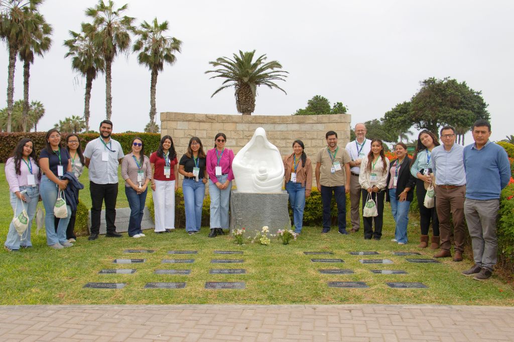 Todos los voluntarios que colaboraron en la Semana de Consolación 2026 en el Camposanto Parque del Recuerdo de Lurín.