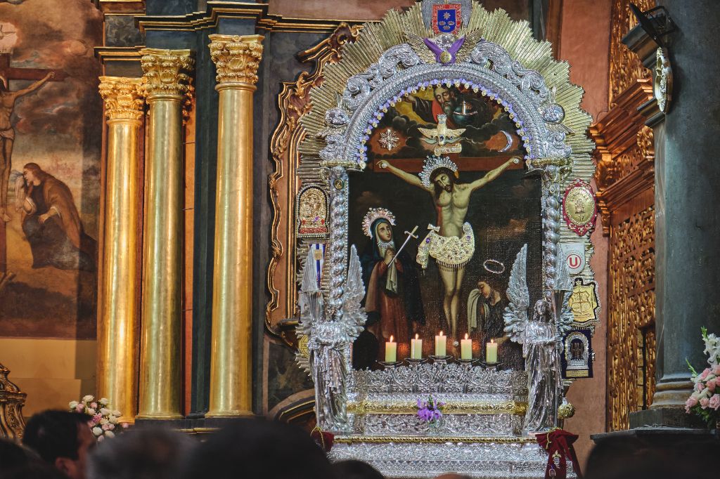 Imagen del anda del Señor de los Milagros en el Santuario de Nazarenas en Lima.