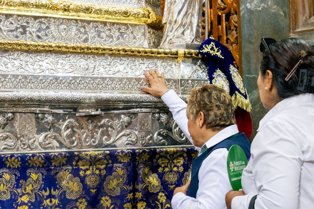 Una colaboradora de Parque del Recuerdo se acerca a rezar al anda del Señor de los Milagros en el Santuario de Nazarenas. 