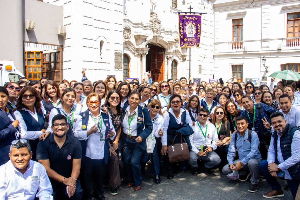 Colaboradores de Parque del Recuerdo luego de la Misa en el Santuario de Nazarenas en el mes de octubre. 